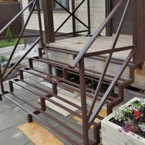 Уличная лестница из металла